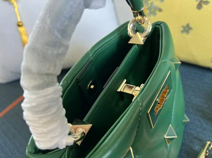 Picture of Valentino Handbags _SKUfw179129824fw